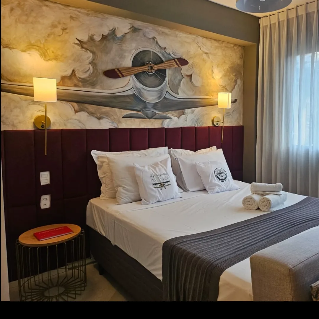Mural artístico en habitación Airbnb pintado por JackVa Pinturas Montevideo